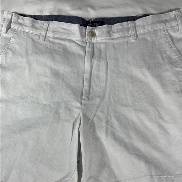 Nautica mens white NauticaFlex Classic flat front 6" chino shorts - size 36 - Picture 1 of 12